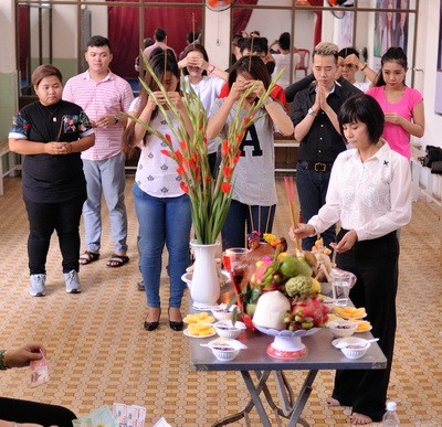 Trở thành cô giáo, Cát Phượng cúng tổ heo quay