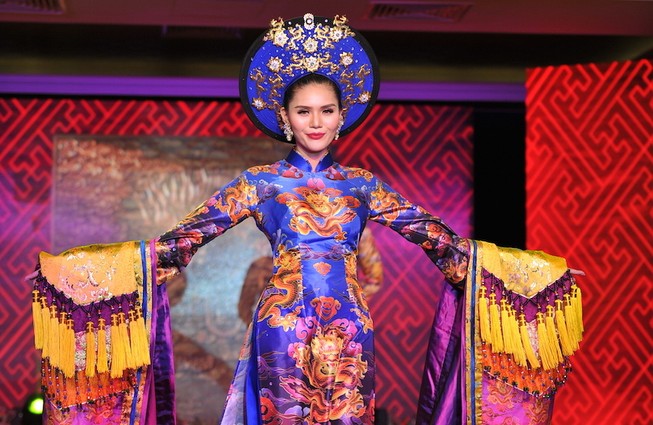 Triển lãm khung cảnh tiệc cưới xa hoa theo phong cách vương triều