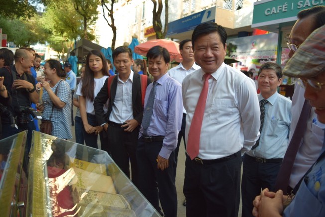 Bí thư Đinh La Thăng tham gia “Ngày Sách Việt Nam” ở Đường Sách Sài Gòn