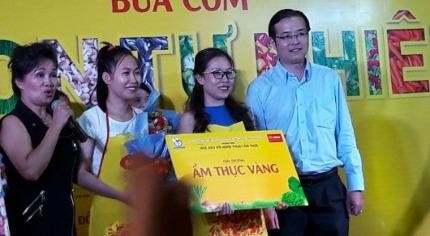 Tưng bừng nhà báo thi... nấu ăn