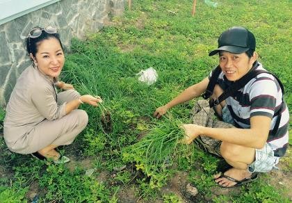 Thúy Nga để lộ hình ảnh đền thờ tổ của Hoài Linh