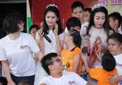 Tân hoa hậu, á hậu đàn hát vui Trung thu với trẻ bất hạnh