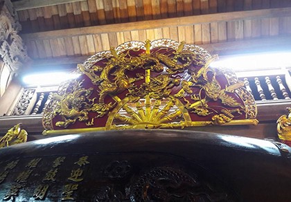 Chi tiết sự rực rỡ, đắt tiền khắp nơi ở nhà thờ Tổ của Hoài Linh