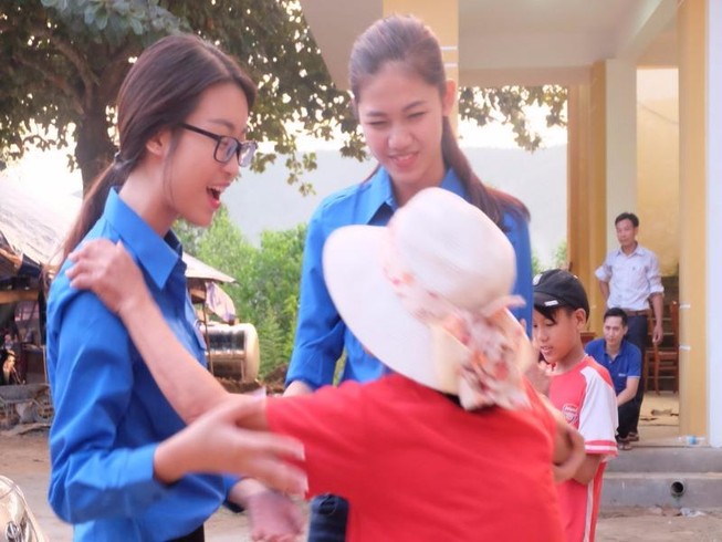 Hoa hậu Mỹ Linh, á hậu Thanh Tú hướng về miền Trung