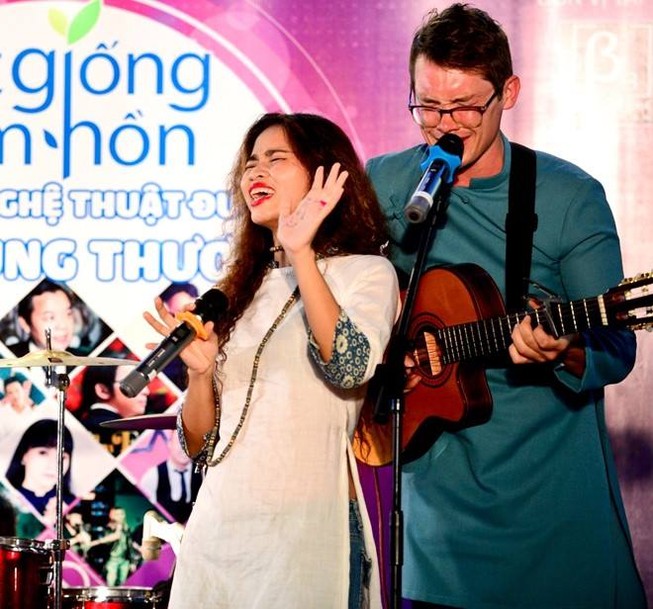 Kỷ lục đêm diễn thiện nguyện sôi động trên đường sách