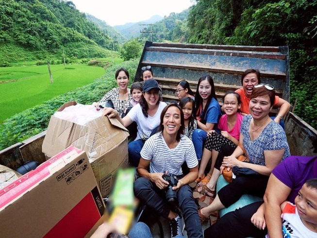 Việt Hương dẫn con gái vượt rừng núi đi từ thiện 