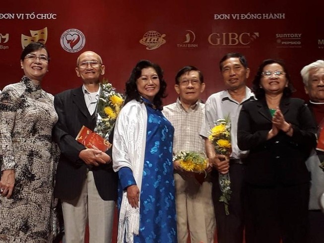 Kỳ nữ Kim Cương trao quà tết cho nghệ sĩ