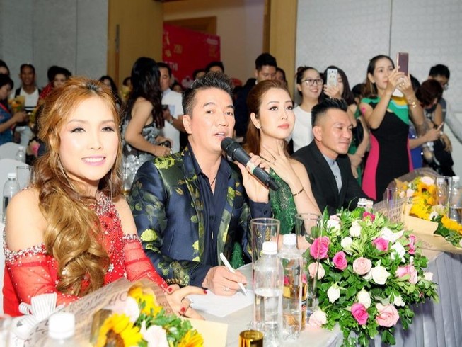 Làm phó giám đốc trở lên mới được thi sắc đẹp
