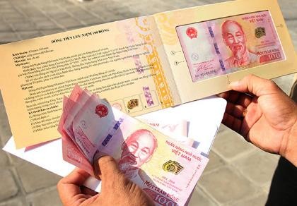 TP.HCM: Người dân xếp hàng cả tiếng chờ mua tiền lưu niệm
