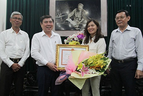 UBND TP khen thưởng nóng phóng viên đưa tin vụ quán cà phê Xin Chào