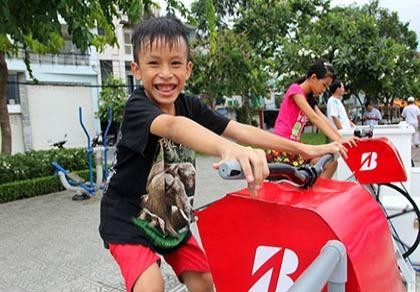TP.HCM: Già trẻ kéo nhau đi đạp xe lọc nước kênh Nhiêu Lộc