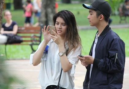Muôn kiểu bắt Pokemon của người trẻ trong Công viên Tao Đàn