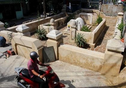 Mộ cổ khang trang của vị tiền hiền sáng lập chợ Thủ Đức