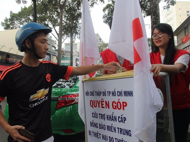 Ấm lòng người Sài Gòn quyên góp ủng hộ miền Trung
