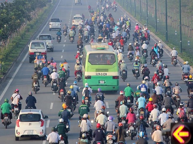 Xe máy chạy lấn hết làn ô tô trên đại lộ Phạm Văn Đồng