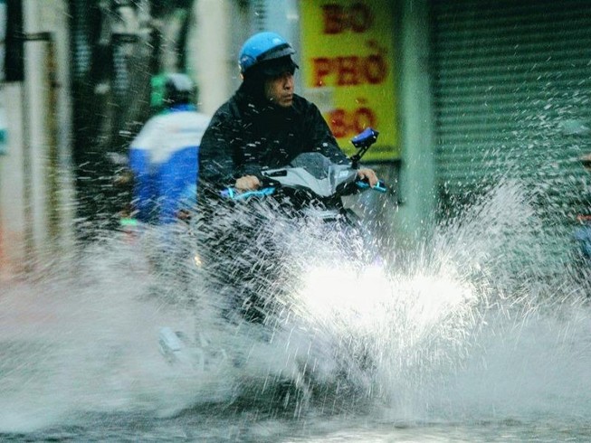 “Mưa xuân” gây ngập, người Sài Gòn lội nước về nhà