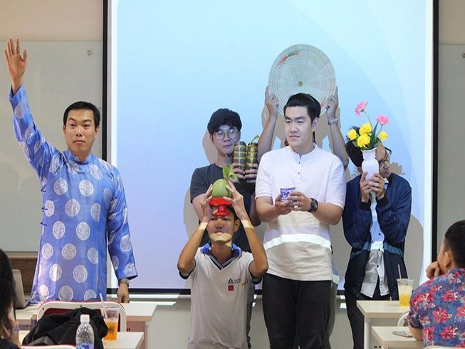 Sinh viên học văn hóa cổ truyền bằng bình bông, đôi đũa