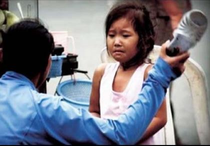 MC Quyền Linh bất lực ngăn cha đánh con