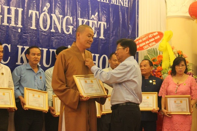 Tạp chí Dạy và Học ngày nay trao quà cho trẻ em khó khăn