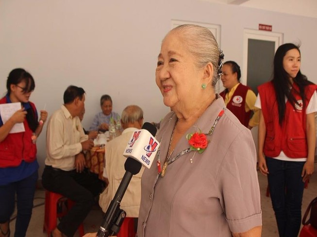 Nghệ sĩ Thiên Kim ấm lòng với 'bữa cơm người già'
