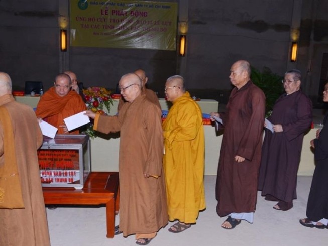 Tăng ni, Phật tử ủng hộ trên 11,3 tỉ đồng cho vùng lũ
