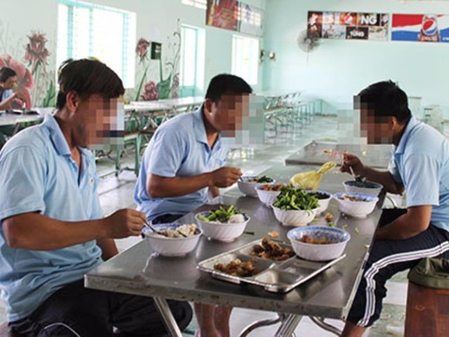 Cho người nghiện xem hài để giải tỏa tâm lý