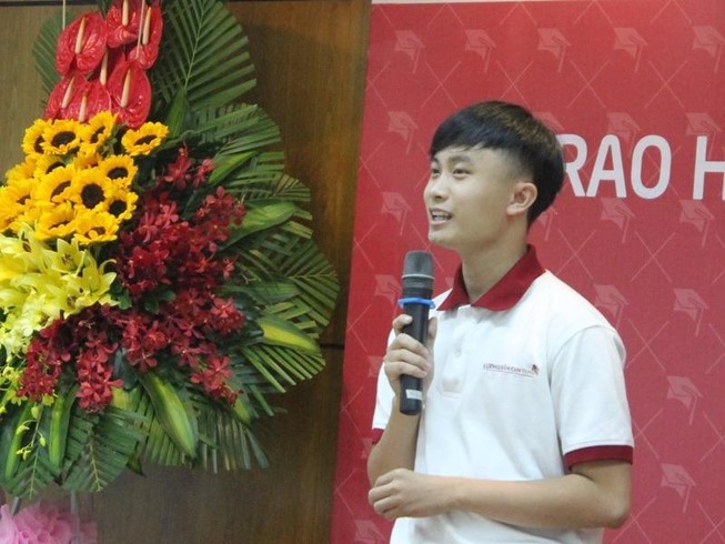 Cậu bé lượm cá kiếm 10 ngàn đồng mỗi ngày thành bác sĩ
