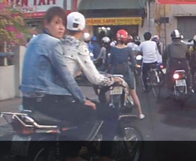 Cặp nam nữ cướp giật bị camera hành trình quay rõ được hình dáng, biển số xe