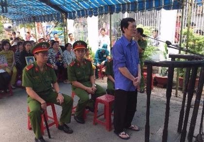 Mâu thuẫn, chủ quán cà phê dùng kiếm đâm chết người