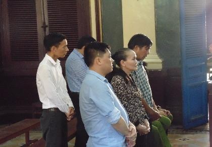 Lừa giấy tờ nhà cha mẹ thế chấp để đi Mỹ