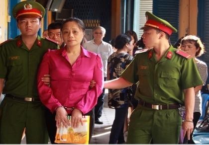 Hôm nay, hoa hậu quý bà lừa đảo hầu tòa