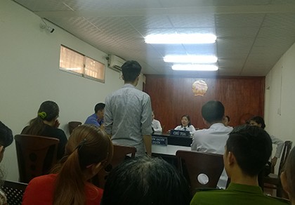3 thiếu niên giật đồ du khách nước ngoài đêm khuya