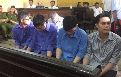 Lô gỗ trắc tiền tỉ núp bóng hàng gốm sứ