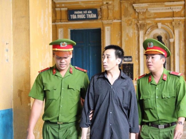 Hình xăm rồng ở thắt lưng 'tố cáo' tội yêu râu xanh