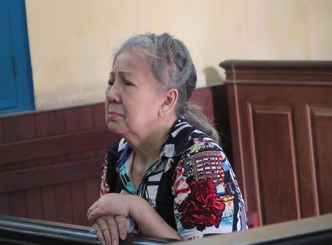 Cụ bà Việt kiều Úc thoát án tử 'giao lưu' với báo chí