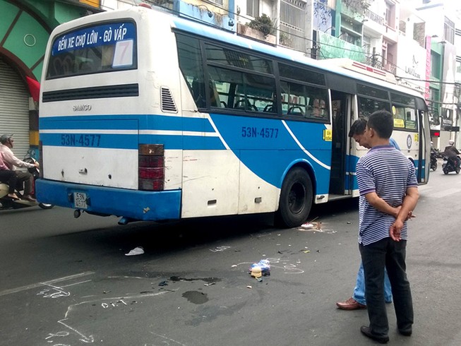 Ngồi tránh nắng, một phụ nữ bị xe buýt cán qua người
