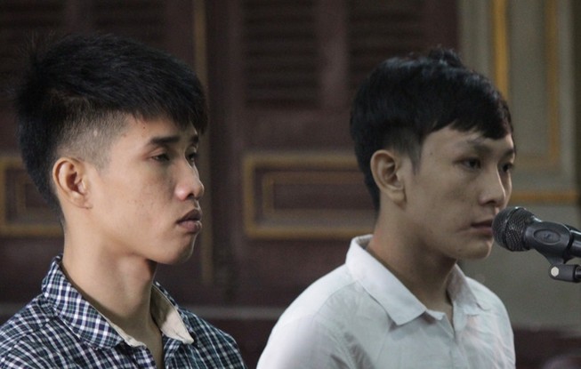 Nhậu xong chia phe đánh nhau, hành hung cả công an