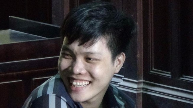Nam thanh niên giết người ra toà vẫn tươi cười