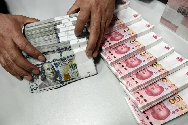 Nhân dân tệ hạ giá, người Trung Quốc đổ xô dự trữ USD