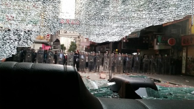 Hong Kong hỗn chiến ngay đêm đầu năm mới