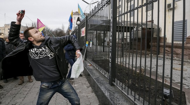 Dân Ukraine tấn công đại sứ quán Nga tại Kiev