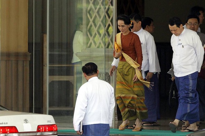 Bà Suu Kyi cấm công chức nhận quà giá trị hơn 450.000 đồng