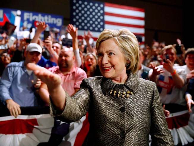 Thắng lớn, ông Trump và bà Clinton đến gần đề cử của đảng