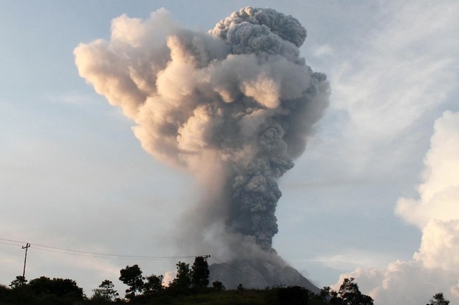 Núi lửa Indonesia phun trào, 9 người thương vong