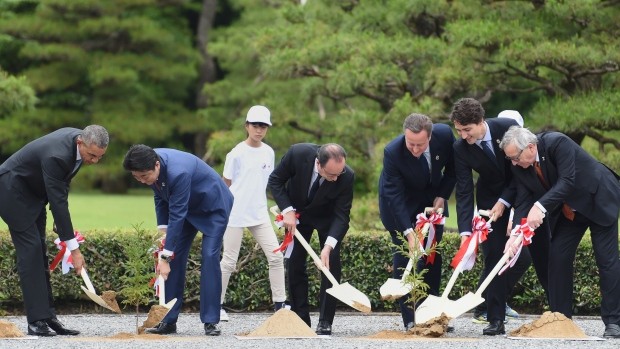 Tổng thống Obama đi thăm đền và tham gia trồng cây ở Nhật