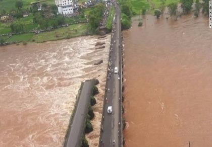 Cầu sập bất ngờ, hàng loạt xe buýt, xe máy rơi xuống sông