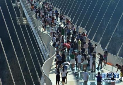 Cầu kính lớn nhất thế giới vừa khai trương 13 ngày đã đóng cửa