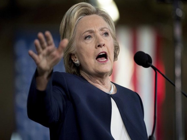 Thắng, bà Clinton phải làm gì?
