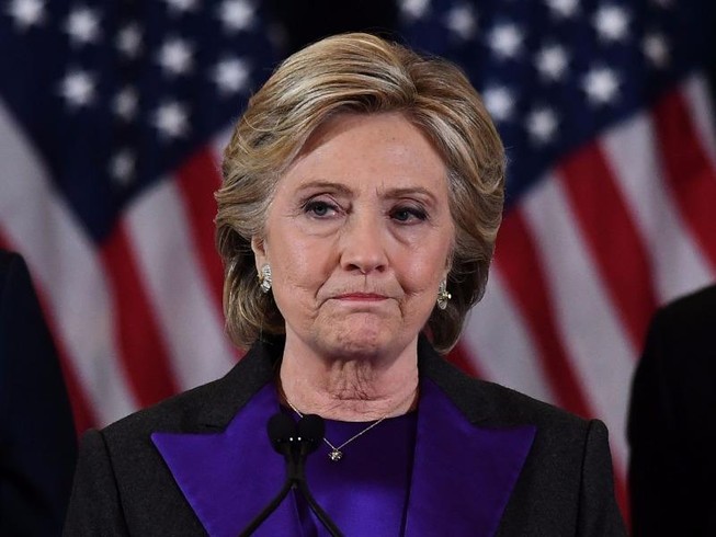 Bà Clinton là ứng viên đầu tiên nói xin lỗi khi thất cử