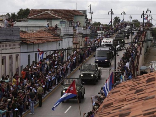 Di cốt Chủ tịch Fidel tiếp tục hành trình dọc đông Cuba
